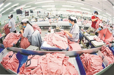 紡企訂單紛至沓來(lái)，工人生產(chǎn)熱潮涌動(dòng)，服裝產(chǎn)業(yè)迎來(lái)復(fù)蘇春風(fēng)